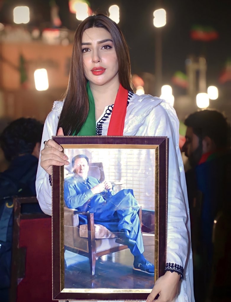 خان تیرے جانثار😢
بےشمار بےشمار۔♥️🇵🇰✌🏻
بزدل قوم کی دلیر بہن