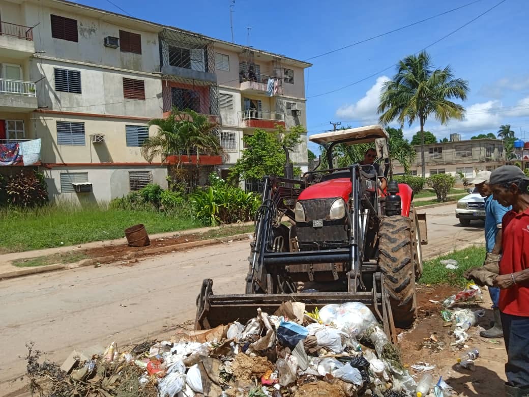 comunales_jg's tweet photo. Seguimos trabajando en la limpieza y higienización de nuestro pueblo entre todos podemos lograrlo ,Edif Zona b calle 52 Edf 48 y 44 Se elimina micro vertedero #JagueyEnVictoria  #MatancerosEnVictoria  @DomingoHer31468 @IvnMartnezIzqu1 @SunyGarca1 @SuselyMorfaG https://t.co/Pw58o61gN6