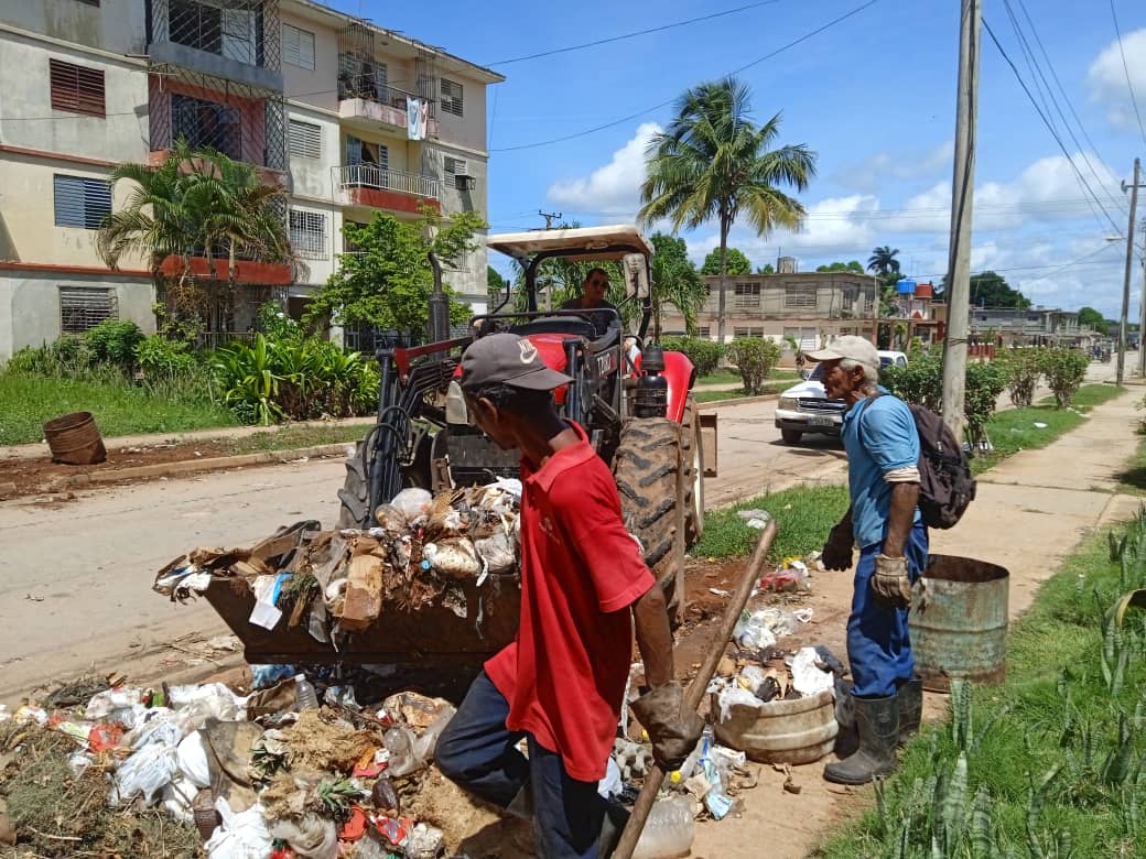 comunales_jg's tweet photo. Seguimos trabajando en la limpieza y higienización de nuestro pueblo entre todos podemos lograrlo ,Edif Zona b calle 52 Edf 48 y 44 Se elimina micro vertedero #JagueyEnVictoria  #MatancerosEnVictoria  @DomingoHer31468 @IvnMartnezIzqu1 @SunyGarca1 @SuselyMorfaG https://t.co/Pw58o61gN6