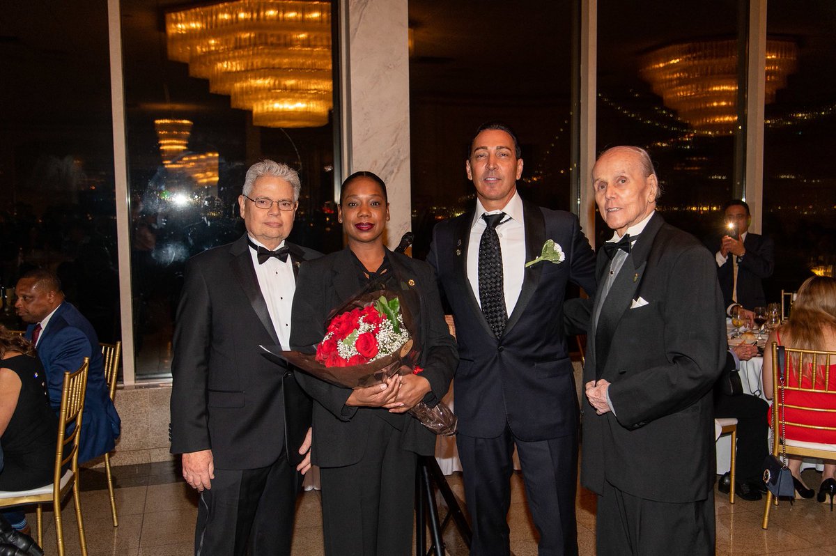 NYLEFOUNDATION's tweet photo. 2022 Holiday Dinner @KeechantSewell https://t.co/iLUdOYLbue