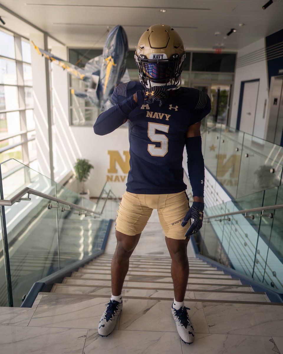 user_bello20's tweet photo. I really enjoyed myself today, thank you for the hospitality @NavyFB!!

@CoachIvinJasper @NavyFBrecruit @GreenRB21 @TCHSFB https://t.co/NU2F9O0jEK