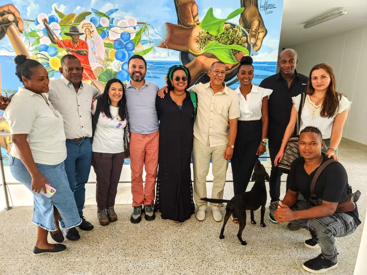 ComisionadoPaz's tweet photo. En conjunto con el @IIAP_CO, el equipo de @ComisionadoPaz construye paz en Quibdó a través de iniciativas comunitarias de conservación, restauración y economía de la biodiversidad. #PazAmbiental es reconciliación y armonización con todas las formas de vida. #AvanzaLaPaz https://t.co/JuSSUDx5S5