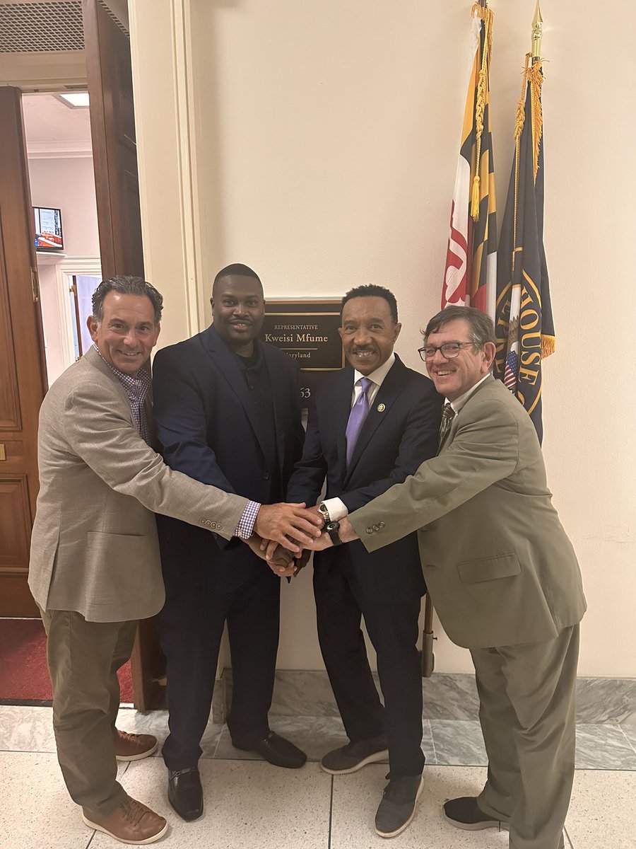 I had a serious meeting today with the Postal Police Association, who came to #CapitolHill to advocate for @RepGarbarino’s Postal Police Reform Act, which I proudly support. The bill clarifies #PostalPolice power and authority to protect postal carriers in our communities. (1/3)