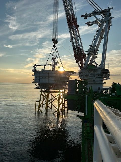 Avangrid's tweet photo. Big news!📰💙 Our project Vineyard Wind’s offshore substation has been successfully installed. This component weighs more than 3.5K tons &amp; will bring the ⚡ from all the turbines in the ocean to shore. Once in operation, this project will power over 400K homes &amp; businesses in MA! https://t.co/C02HfoszSr