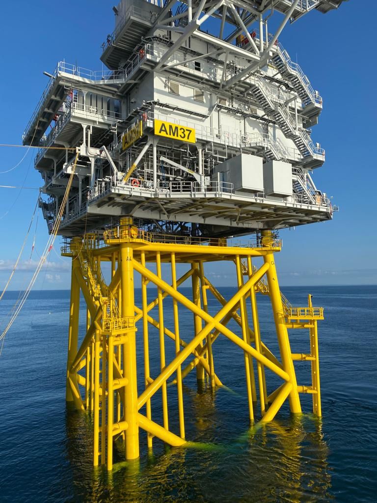 Avangrid's tweet photo. Big news!📰💙 Our project Vineyard Wind’s offshore substation has been successfully installed. This component weighs more than 3.5K tons &amp; will bring the ⚡ from all the turbines in the ocean to shore. Once in operation, this project will power over 400K homes &amp; businesses in MA! https://t.co/C02HfoszSr