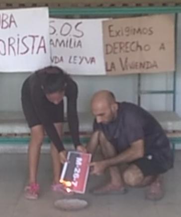 26/7/2023 Día 71 #PROTESTA 
#FamiliaMirandaLeyva
#DerechoALaVivienda

Quemando las imágenes del terrorista M-26-7, Fidel Castro Ruz, Raúl Castro Ruz y Miguel Mario Díaz-Canel Bermúdez.

m.facebook.com/story.php?stor…

#CubaEsUnaDictadura
#PCCTerrorista 
#DiazCanelASESINO 
#Cuba