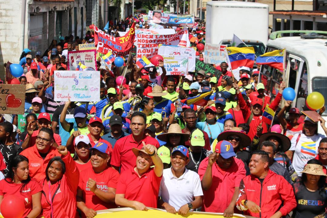 VTVcanal8's tweet photo. #EnFotos📷| El pueblo de Río Chico de Barlovento, estado Miranda, desbordó las calles de alegría con la Gran Marcha que ratifica el apoyo y respaldo al Presidente @NicolasMaduro 

#PlanDescontaminaciónDelLago https://t.co/KX4bysxqDA