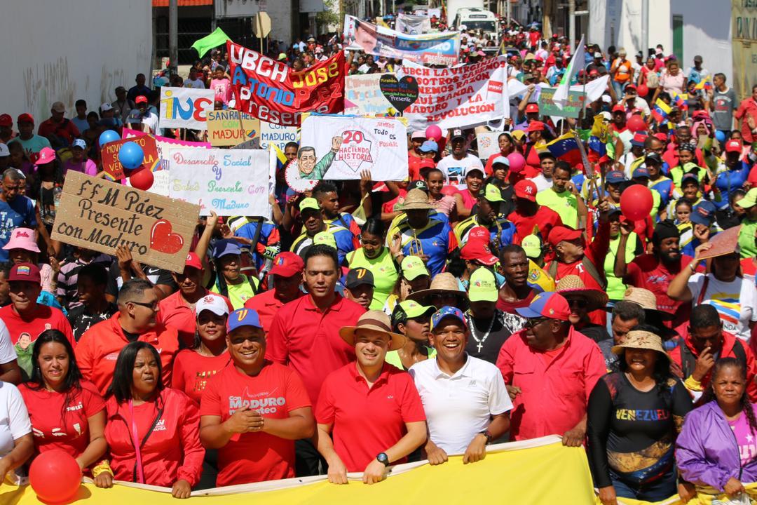 VTVcanal8's tweet photo. #EnFotos📷| El pueblo de Río Chico de Barlovento, estado Miranda, desbordó las calles de alegría con la Gran Marcha que ratifica el apoyo y respaldo al Presidente @NicolasMaduro 

#PlanDescontaminaciónDelLago https://t.co/KX4bysxqDA