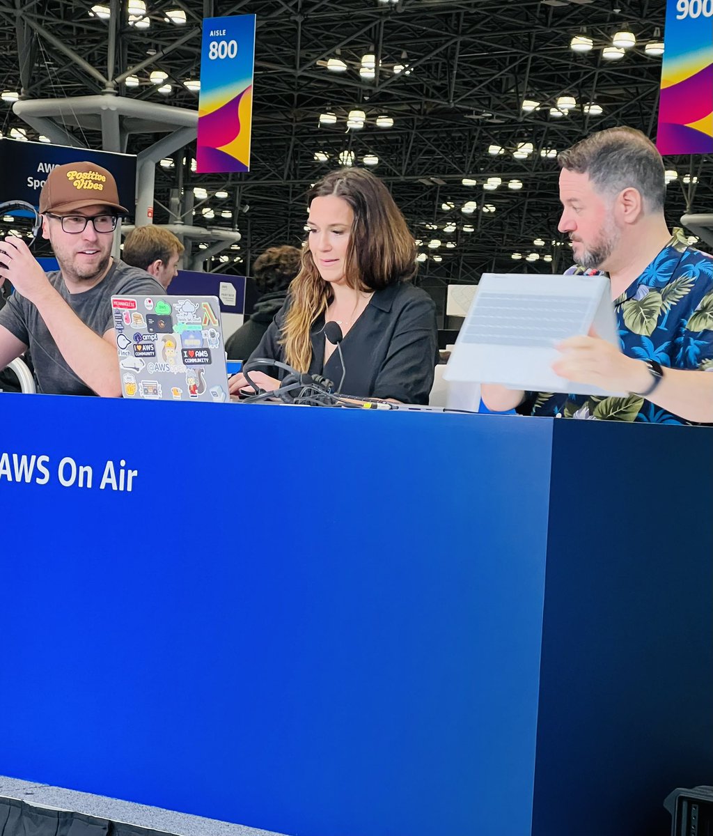 colleencoll's tweet image. Farrah!!!! On Air! @FarrahC32 💕 @awscloud @AWSEvents #awsonair #awssummitNYC
