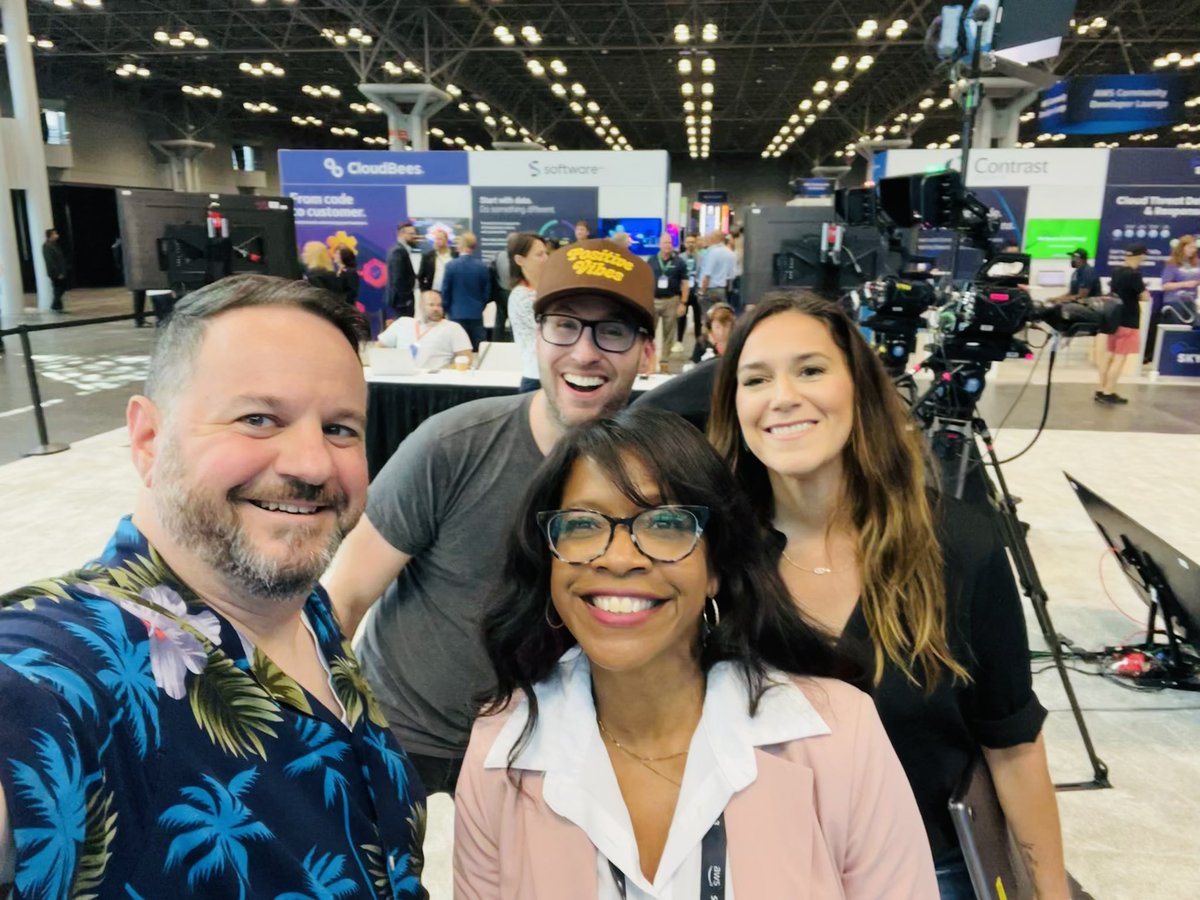 colleencoll's tweet image. Farrah!!!! On Air! @FarrahC32 💕 @awscloud @AWSEvents #awsonair #awssummitNYC