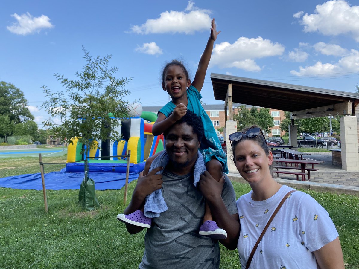 Great to see kids at Popsicles in the Park, reading and enjoying this beautiful summer day! <a href="/CarlinSpringsCS/">Carol Sabatino</a> #APSisAwesome