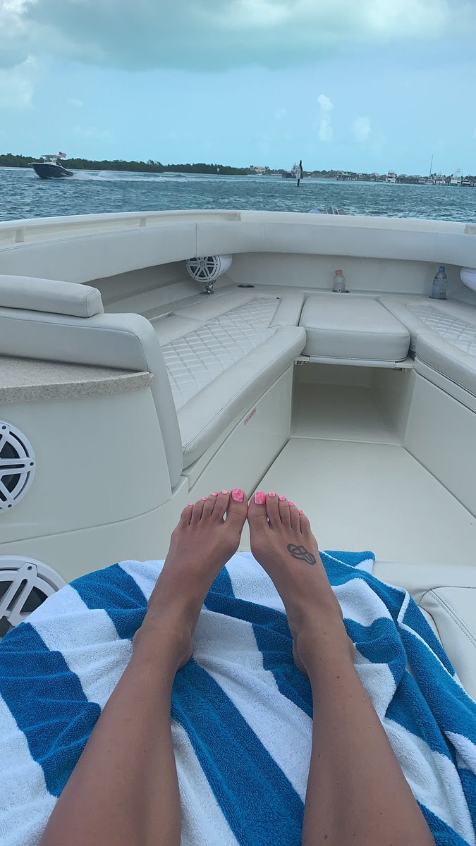 PolymarketBlitz's tweet photo. 𝗧𝗥𝗘𝗡𝗗𝗜𝗡𝗚
#Chiefs Patrick Mahomes’ wife Brittany shows off foot tattoo donned by those in polyamorous and open relationships. 

Brittany recently told @people she "use to have a very hard time when other women would flirt with Patrick, but has since learned to embrace it.” https://t.co/Fbe9VHozhq
