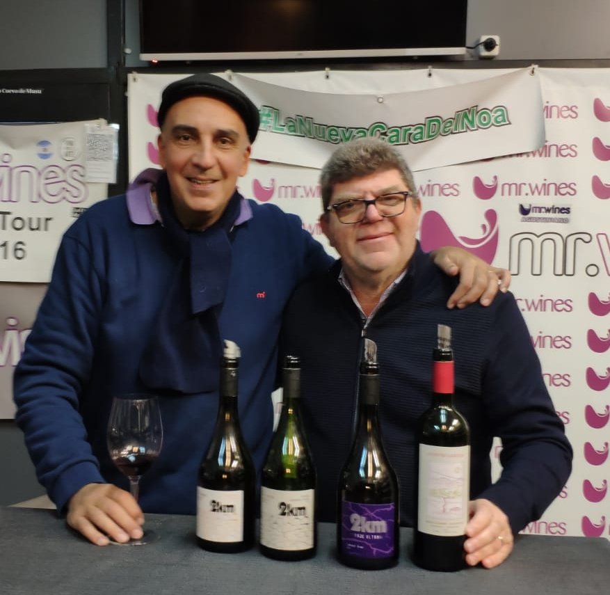 Vino <a href="/enriquesack/">Enrique Sack</a> de <a href="/fincabeth/">Finca Beth</a> y el <a href="/AndrexDeLarge/">Toronja Hidraulica</a> de <a href="/winemarchands/">@wineMarchands</a>!! Presentaron el nuevo 2KM CF y nueva añada del naranjo de 2km.