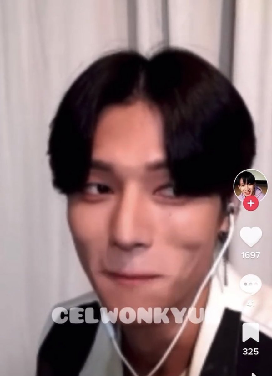 iwyunho's tweet photo. when my mom made fun of me spending $65 on a lightiny but there was a power outage and that became our only source of light for 10 hrs https://t.co/4KatbJz0G3