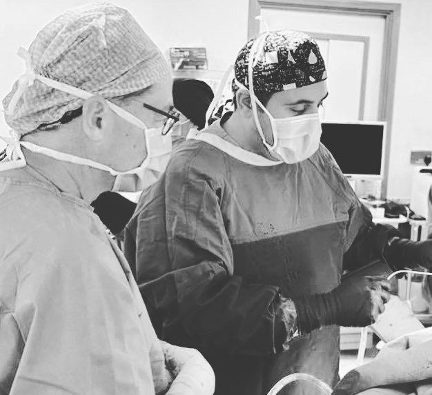 thameralraiyes's tweet photo. تم ختام برنامج الطبيب الزائر، د. جون وارنر، من جامعة @harvardmed لقسم العظام في مستشفى الملك فيصل التخصصي والذي استمر لمدة ٥ أيام بين محاضرات وعيادات واجراء عمليات معقدة في جراحة الكتف. https://t.co/qt18PoqP2j