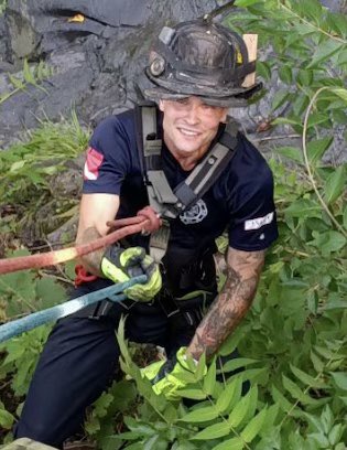 Just hanging around…
Firefighter Zach Lapuh and members of #CLEFIRE Technical Rescue Squad 1 practiced rope rescue training today at <a href="/clevemetroparks/">Cleveland Metroparks</a> Mill Creek Park.