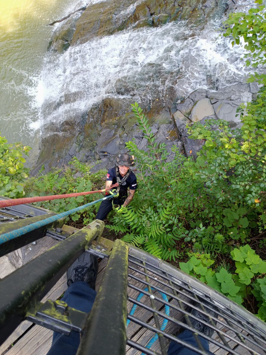 ClevelandFire's tweet photo. Just hanging around…
Firefighter Zach Lapuh and members of #CLEFIRE Technical Rescue Squad 1 practiced rope rescue training today at @clevemetroparks Mill Creek Park. https://t.co/hBnH96Re8W