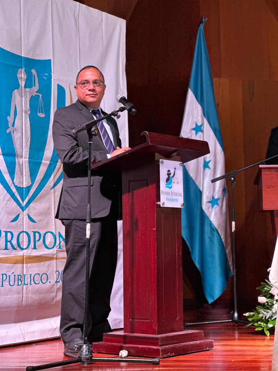 JProponenteMP's tweet photo. Ahora expone el abogado Julio Vladimir Mendoza. https://t.co/FWGvPzhIoY