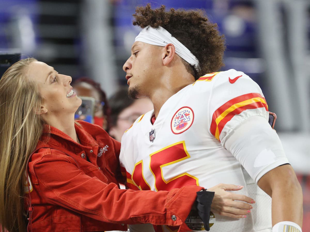 PolymarketBlitz's tweet photo. 𝗧𝗥𝗘𝗡𝗗𝗜𝗡𝗚
#Chiefs Patrick Mahomes’ wife Brittany shows off foot tattoo donned by those in polyamorous and open relationships. 

Brittany recently told @people she "use to have a very hard time when other women would flirt with Patrick, but has since learned to embrace it.” https://t.co/Fbe9VHozhq