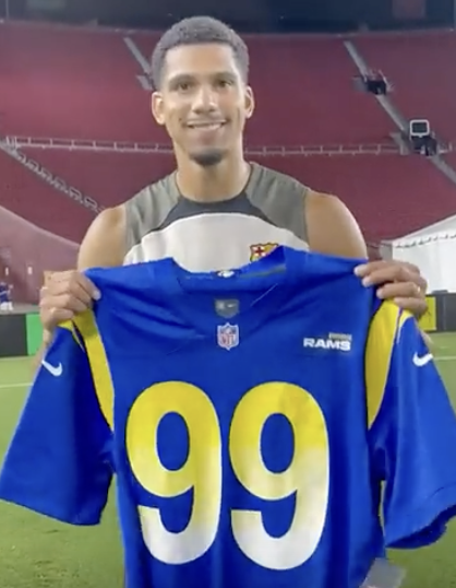 RT @BarcaUniversal: Image: Araujo holding a Los Angeles Rams jersey. https://t.co/0ZMu3sapmk