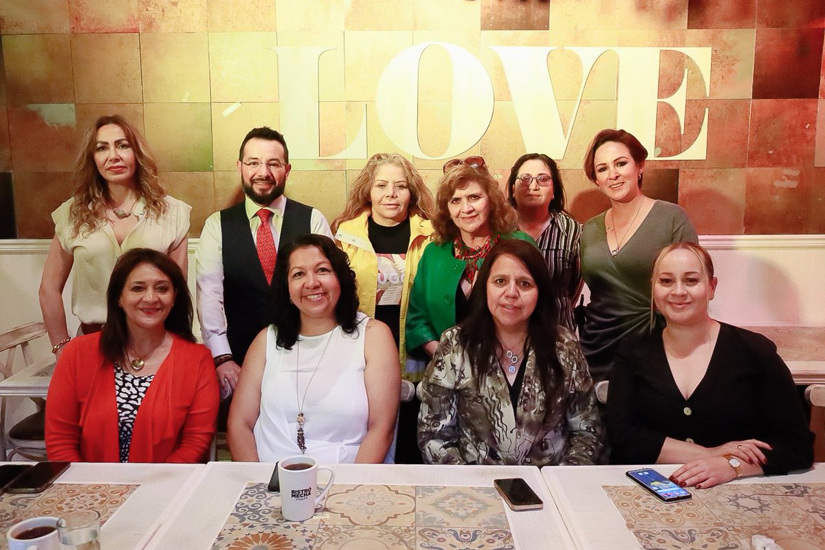 gilbertosauzamx's tweet photo. Compartir la tarde con ustedes siempre es un gusto. Escuchar sus puntos de vista de los temas actuales y sus experiencias, me ha permitido abrir mi propio panorama del mundo.

Les agradezco su apoyo, pero sobre todo, su amistad. https://t.co/28h3bl5Oti