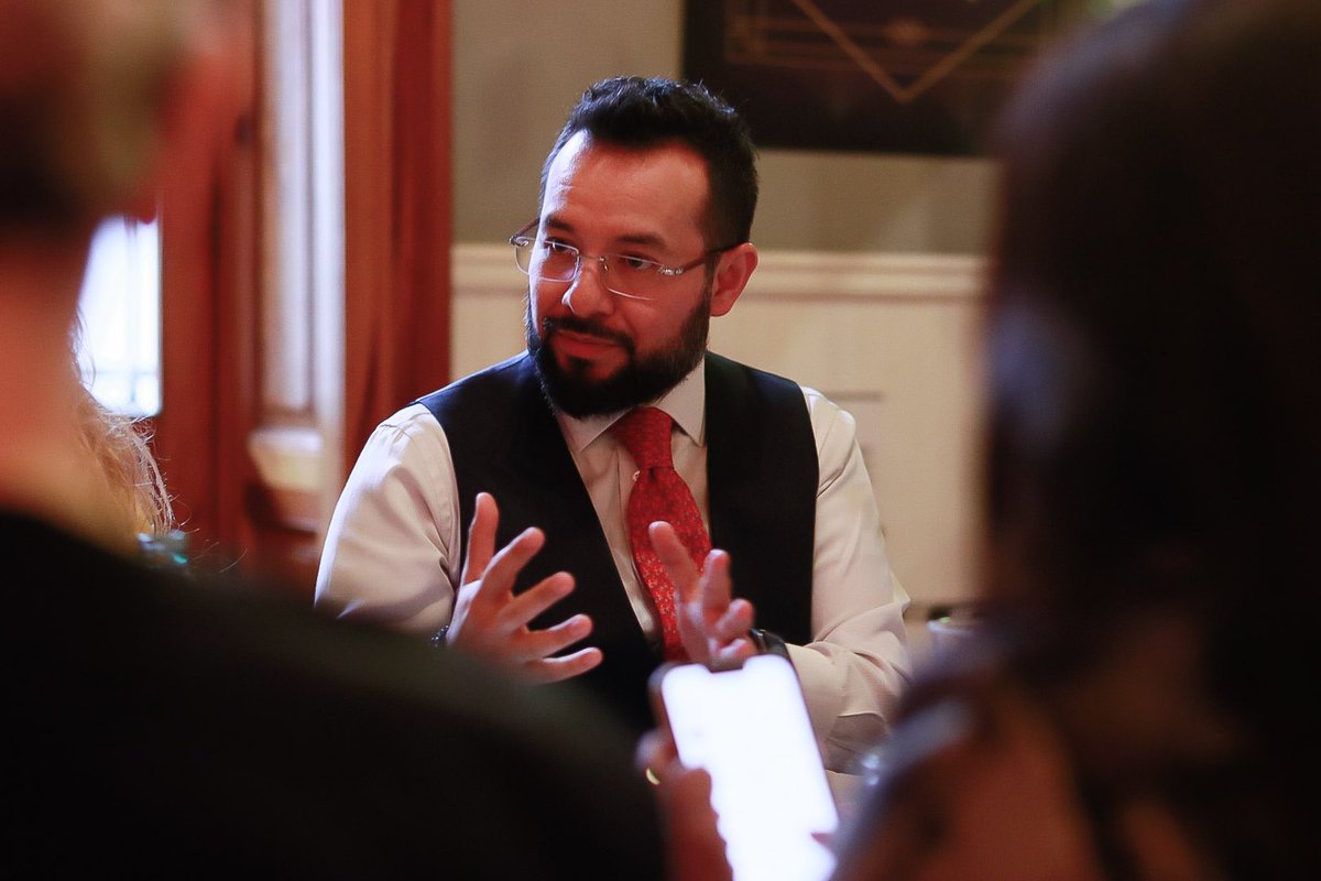 gilbertosauzamx's tweet photo. Compartir la tarde con ustedes siempre es un gusto. Escuchar sus puntos de vista de los temas actuales y sus experiencias, me ha permitido abrir mi propio panorama del mundo.

Les agradezco su apoyo, pero sobre todo, su amistad. https://t.co/28h3bl5Oti