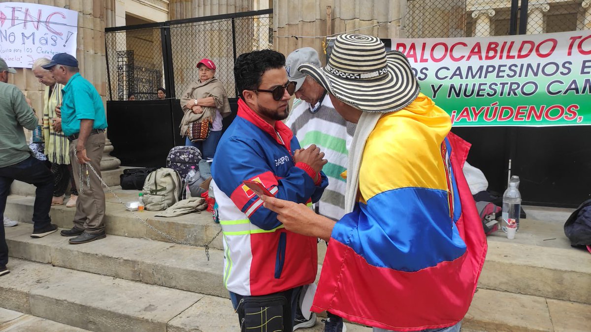 personeriabta's tweet photo. Nuestros guardianes del #GAEPVD acompañan a diferentes organizaciones que #AEstaHora llevan a cabo la "Movilización Nacional por la Vida, el Diálogo y la Paz Integral" en la Plaza de Bolívar.

🗣️Como #GuardianesDeTusDerechos, dialogamos y escuchamos activamente su peticiones. https://t.co/yVIgDtlqeG