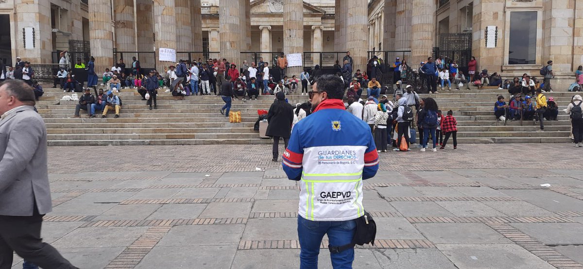 personeriabta's tweet photo. Nuestros guardianes del #GAEPVD acompañan a diferentes organizaciones que #AEstaHora llevan a cabo la "Movilización Nacional por la Vida, el Diálogo y la Paz Integral" en la Plaza de Bolívar.

🗣️Como #GuardianesDeTusDerechos, dialogamos y escuchamos activamente su peticiones. https://t.co/yVIgDtlqeG