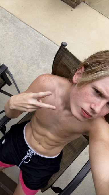 Sitting by the pool https://t.co/U74T6EFUu3