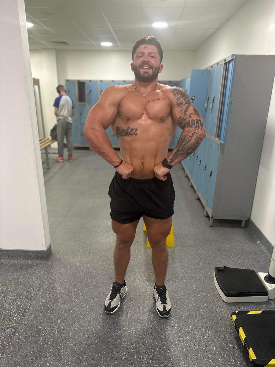 Buildwithcon's tweet image. Going from this - to this! Is empowering! All it takes is determination, consistency, dedication! 
Follow my TikTok for tips and advice🏋️‍♂️⬇️⬇️⬇️⬇️ 

tiktok.com/@confitness?_t…