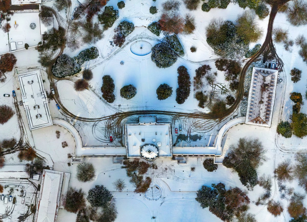 #drone #DJI #dronephotography #cutout #ortophoto #winter #castle #garden The main building was built in 18th century slightly asymmetrically. https://t.co/dmZ4KZzVI2