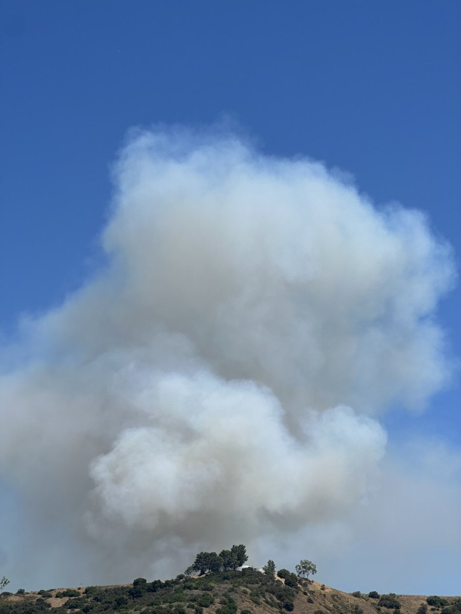 go4johnny's tweet photo. #owenfire looking at top of Topanga from Calabasas https://t.co/zDMSjhPUiY