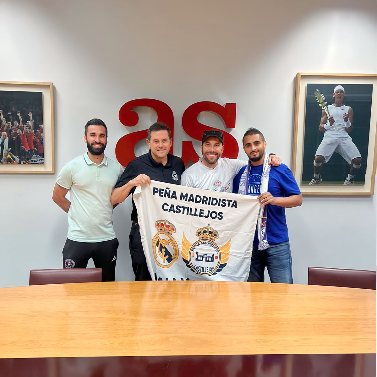 PMCastillejos's tweet photo. De la visita del presidente de la Peña a la sede del @diarioas, y recibimiento por parte de @As_TomasRoncero en presencia de @yoatamayo_ y presidente @peña Madridista Miami Usa Fue una ocasión para intercambiar conversaciones sobre @realmadrid y el trabajo de nuestra peña🇪🇸🇲🇦🇺🇲🌍 https://t.co/umWHIYDWtM
