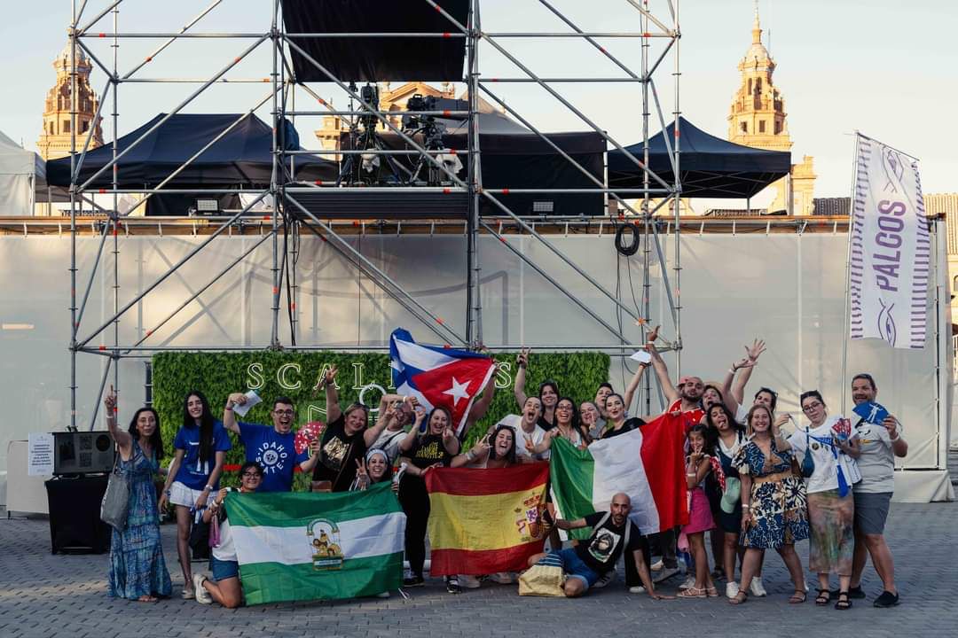 andryvisionalfa's tweet photo. Una de las mejores cosas que tiene esto de ser fan de @LauraPausini ,que son muchas, pero para mi esta siempre será la mejor, la familia que se crea, de todas partes, donde quiera que estemos somos uno...♥️ https://t.co/0i88V0WwQk