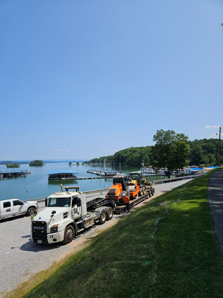 gotpotholestn's tweet photo. There’s nothing like spending a beautiful day at the lake! Here the PRI of East TN team installs base stone onto a parking area at Cherokee Lake. Once completed locals will have a new & improved area to park while enjoying a fun filled day at the lake. #workwithPRI #lakelife https://t.co/AWflpD6Cxg