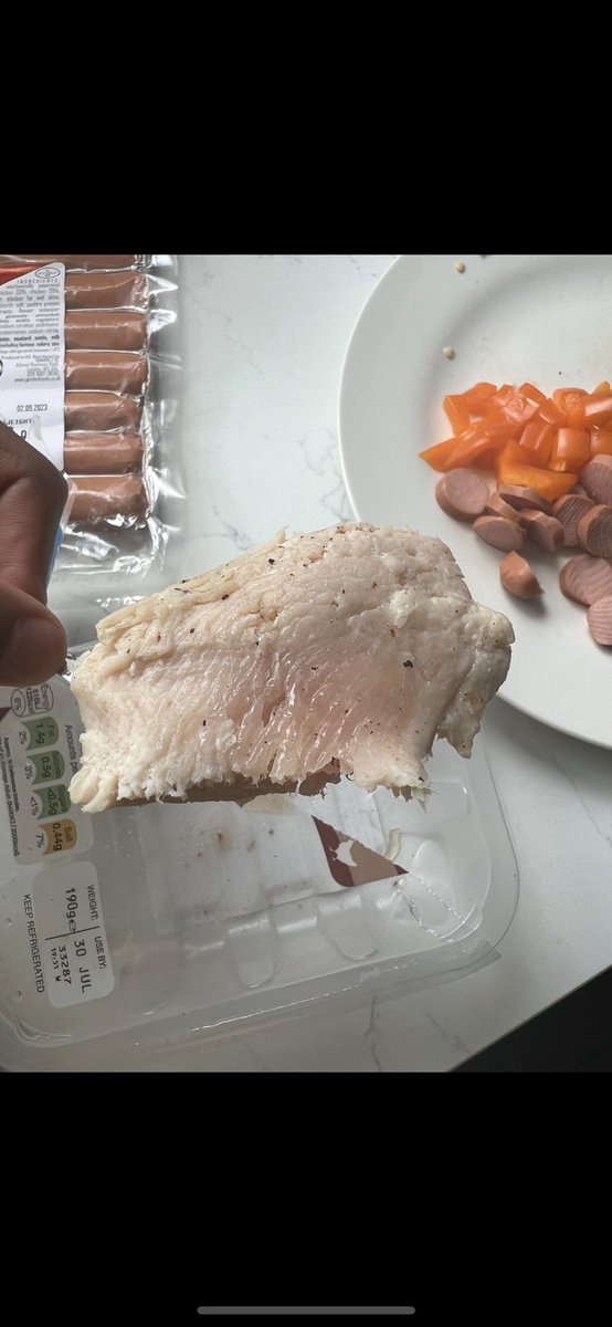 Jess_1803's tweet photo. @Tesco Can’t believe this is what I’ve found opening up a “cooked chicken breast” pack, completely raw! You’re supposed to be able to eat these cold 🤢 https://t.co/g1etpggT1D