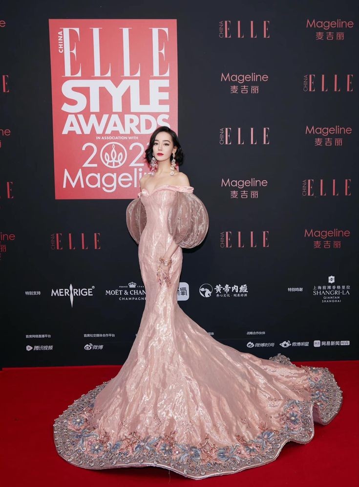 elastmeu's tweet photo. chegando belíssima no #RedCarpetHallyu ansiosa para o resultado e torcendo muito para o @taeriteam 💓 https://t.co/iOC7A3405M