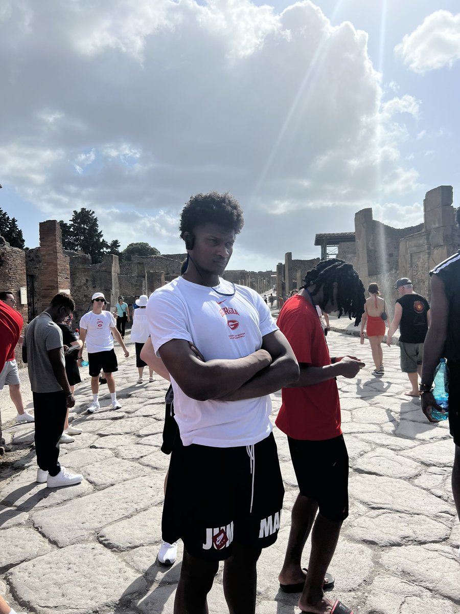 The entire Georgia Basketball family taking in the history of Pompeii. An amazing experience. 

#ForzaDawgs🇮🇹