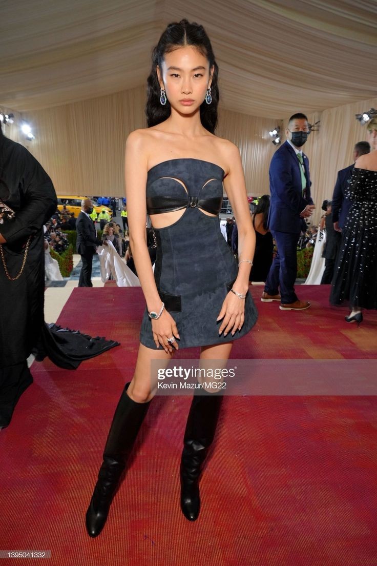 haeinsart's tweet photo. representando o @taeriteam, gaby do batom acaba de chegar no #RedCarpetHallyu! a participante ainda deu uma palavrinha sobre seu look desta noite, confira;

 "nada muito luxuoso pra não ser roubada e nada muito simples pra não parecer pobre!" https://t.co/1N6zxQo7mf