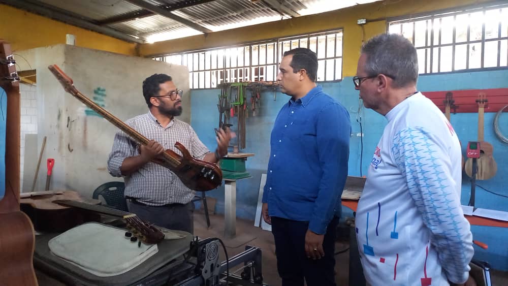 Sofi_256lp's tweet photo. El secretario de Economía, @PedroGPineda1, visitó el taller del luthier Pedro Bermúdez, para apoyar la actividad de este artesano y así cubrir la demanda de instrumentos musicales por parte de la Orquesta Sinfónica, la Escuela de Música y la ULA.

#PlanDescontaminaciónDelLago https://t.co/z6liF638mX