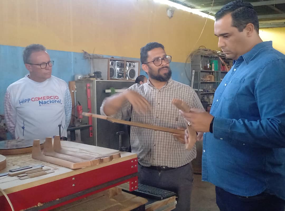 Sofi_256lp's tweet photo. El secretario de Economía, @PedroGPineda1, visitó el taller del luthier Pedro Bermúdez, para apoyar la actividad de este artesano y así cubrir la demanda de instrumentos musicales por parte de la Orquesta Sinfónica, la Escuela de Música y la ULA.

#PlanDescontaminaciónDelLago https://t.co/z6liF638mX