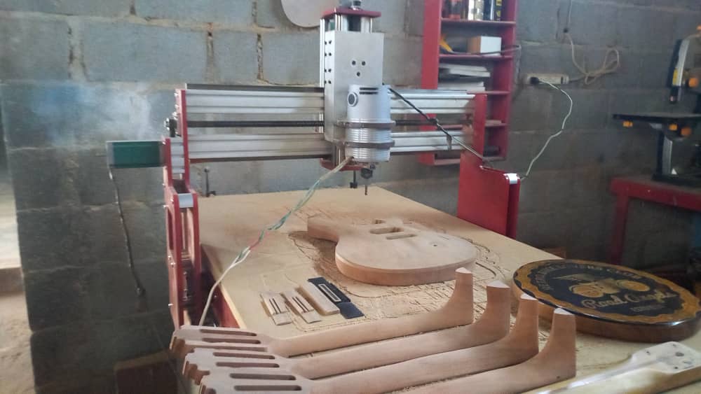 Sofi_256lp's tweet photo. El secretario de Economía, @PedroGPineda1, visitó el taller del luthier Pedro Bermúdez, para apoyar la actividad de este artesano y así cubrir la demanda de instrumentos musicales por parte de la Orquesta Sinfónica, la Escuela de Música y la ULA.

#PlanDescontaminaciónDelLago https://t.co/z6liF638mX