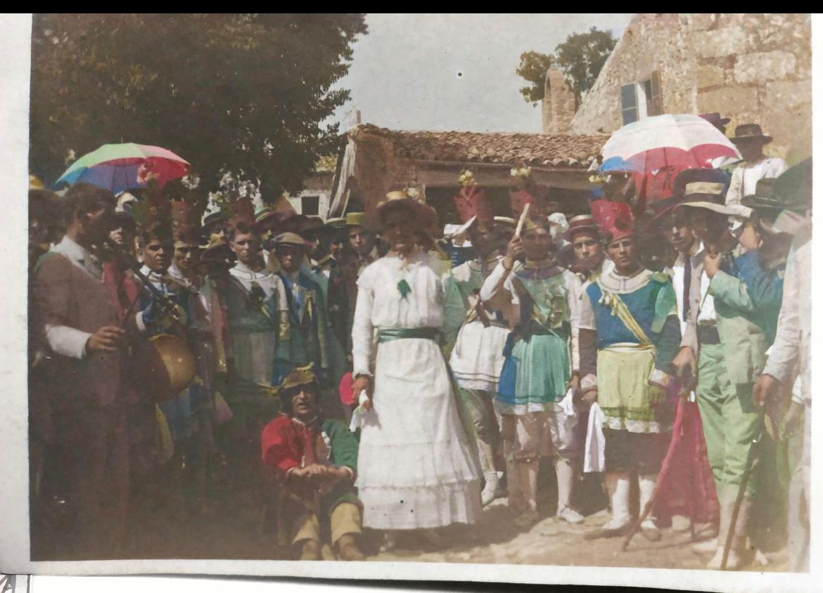 I seguirem el dijous dia 10 d'agost, a les 19,00 hores, al Casal de Son Tugores, es presenta el llibre de #JoanaBorràsRiera ‘Les #vestes dels #Cossiers d’Alaró’. Imatges, antigues i actuals, es recullen en aquest llibre. alrum.org/iniciatives/pa…