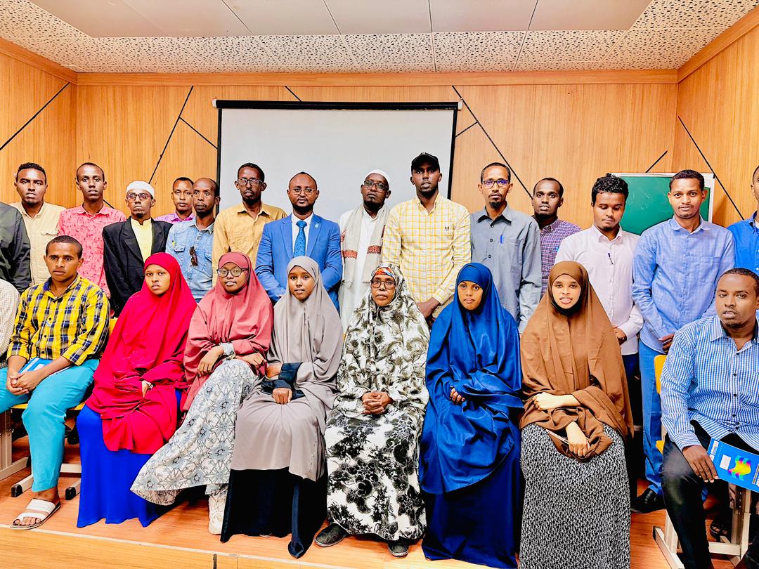 soomaliteachers's tweet photo. 60 Macallin oo xubno ka ahay @soomaliteachers
Ayaa ka faaideystay  Tababar hal maalin ah oo  Ciwaankiisu ayaah 
مهارات معلم المتميز  
Distinguished Teacher skills.
Tababarka waxaa soo jeedinaayay DrAbdulkadir Sheikh Ismail oo ah Gudoomiyaha Imam Shafi'i University. https://t.co/IyYU3HeiOR
