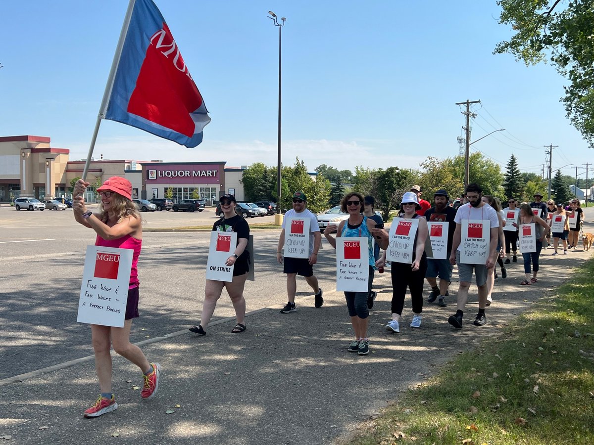 MGEUnion's tweet photo. Huge shout out to everyone who walked the picket line again today!
A fair and reasonable wage increase shouldn't just be for those already making 6-figure salaries.  #catchupkeepup #fairandreasonable #endtherestrictivewagemandate https://t.co/sVbrDsbMId