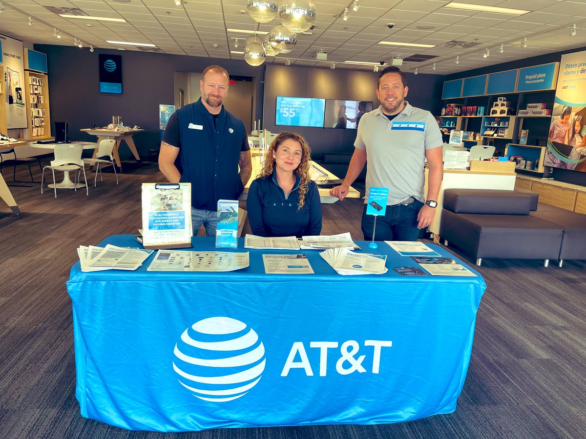 EllieDC7's tweet image. We at the Orange 🍊 City FL store had our first Tech Wednesday! Sharing product knowledge and talking about our amazing protection services with our customers ! We will continue to do these ! Shout out to my helpers of the day.  #tothemoon #ATTlife 🚀🚀🚀