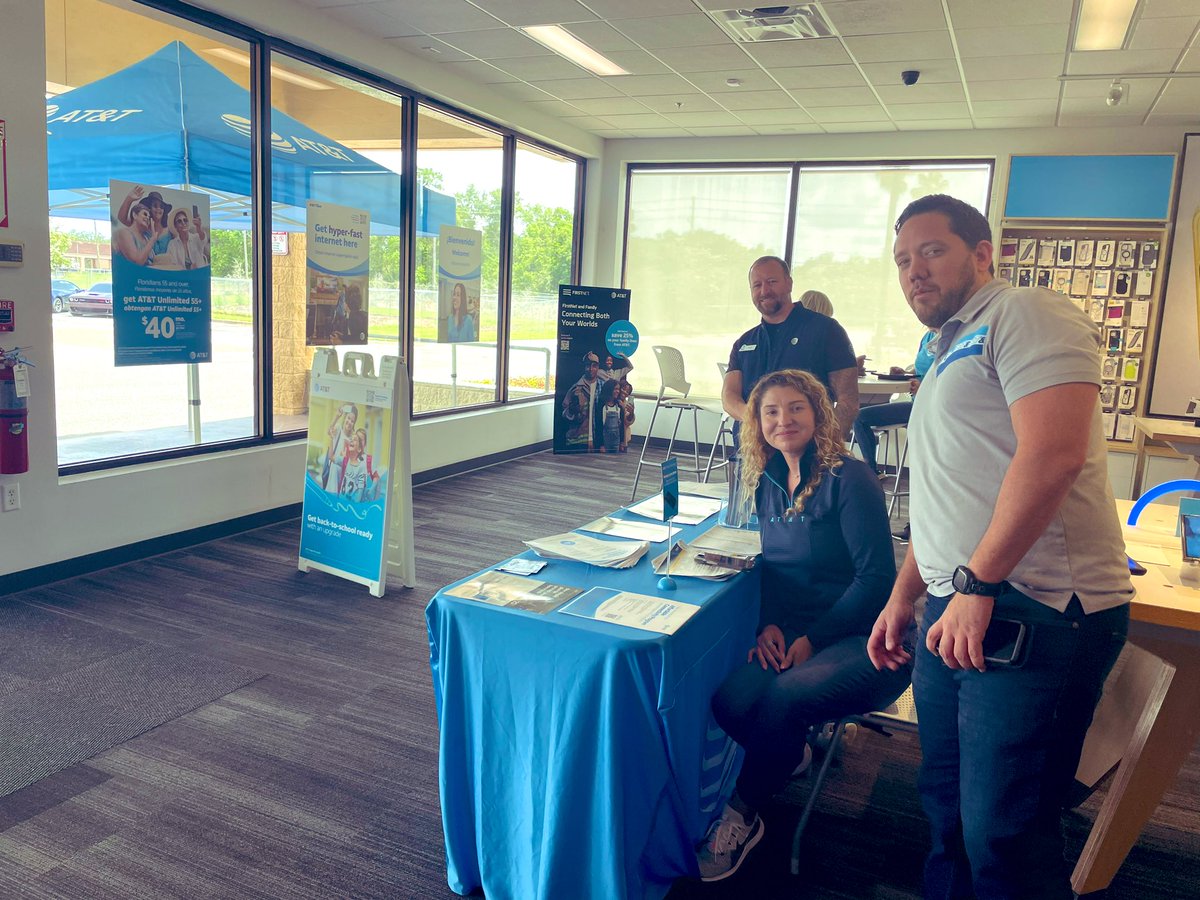 EllieDC7's tweet image. We at the Orange 🍊 City FL store had our first Tech Wednesday! Sharing product knowledge and talking about our amazing protection services with our customers ! We will continue to do these ! Shout out to my helpers of the day.  #tothemoon #ATTlife 🚀🚀🚀