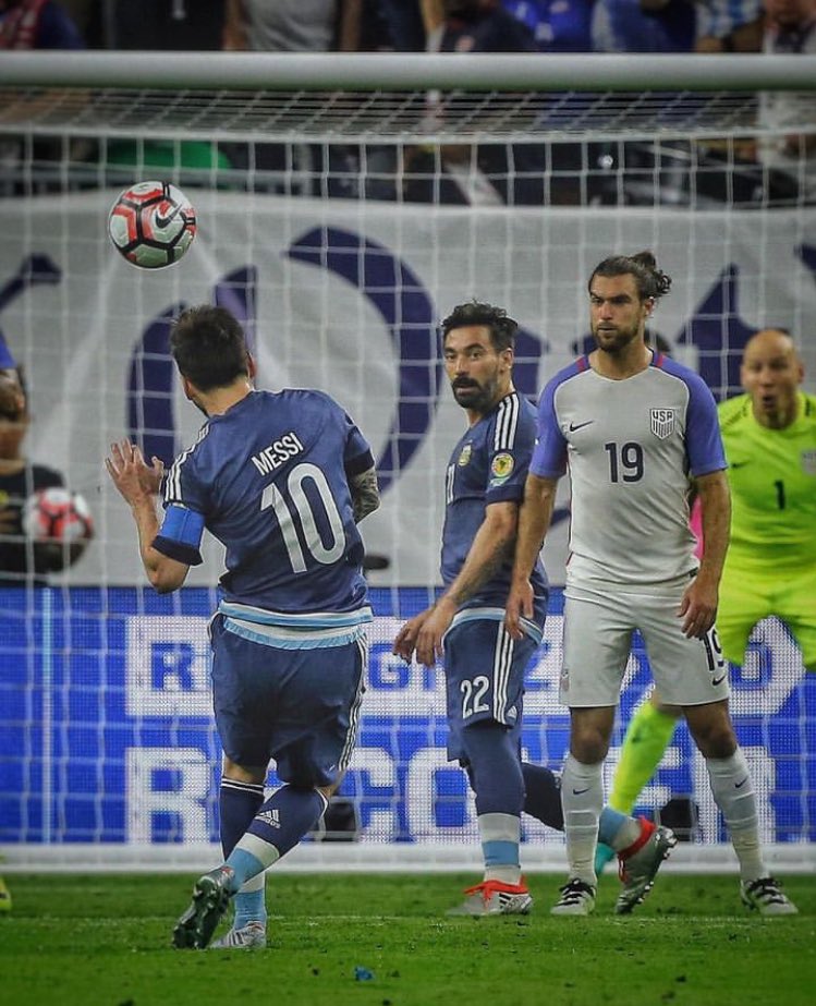 Joshua__Ubeku's tweet photo. This keeper is definitely tired of facing Messi. https://t.co/3OIa0Pnxnr