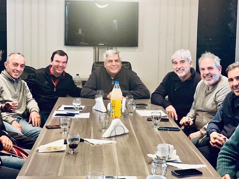 AptaOficial's tweet photo. Encabezada por su Secretario General, @ricardocirielli la Comisión Directiva de APTA reunida a pleno para debatir acerca de los desafíos que tenemos como organización, dentro de este año eleccionario, en el cual una vez más se pone el foco en el papel de @Aerolineas_AR https://t.co/VmQONTWamn