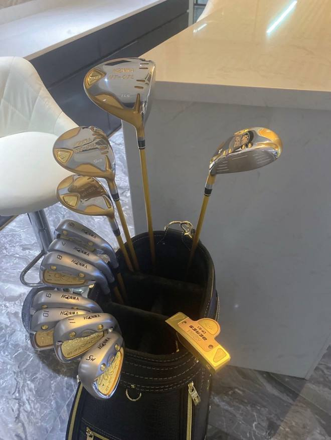 Ticcyie's tweet photo. Playing golf must have a good set of clubs https://t.co/iWp3imDhlt